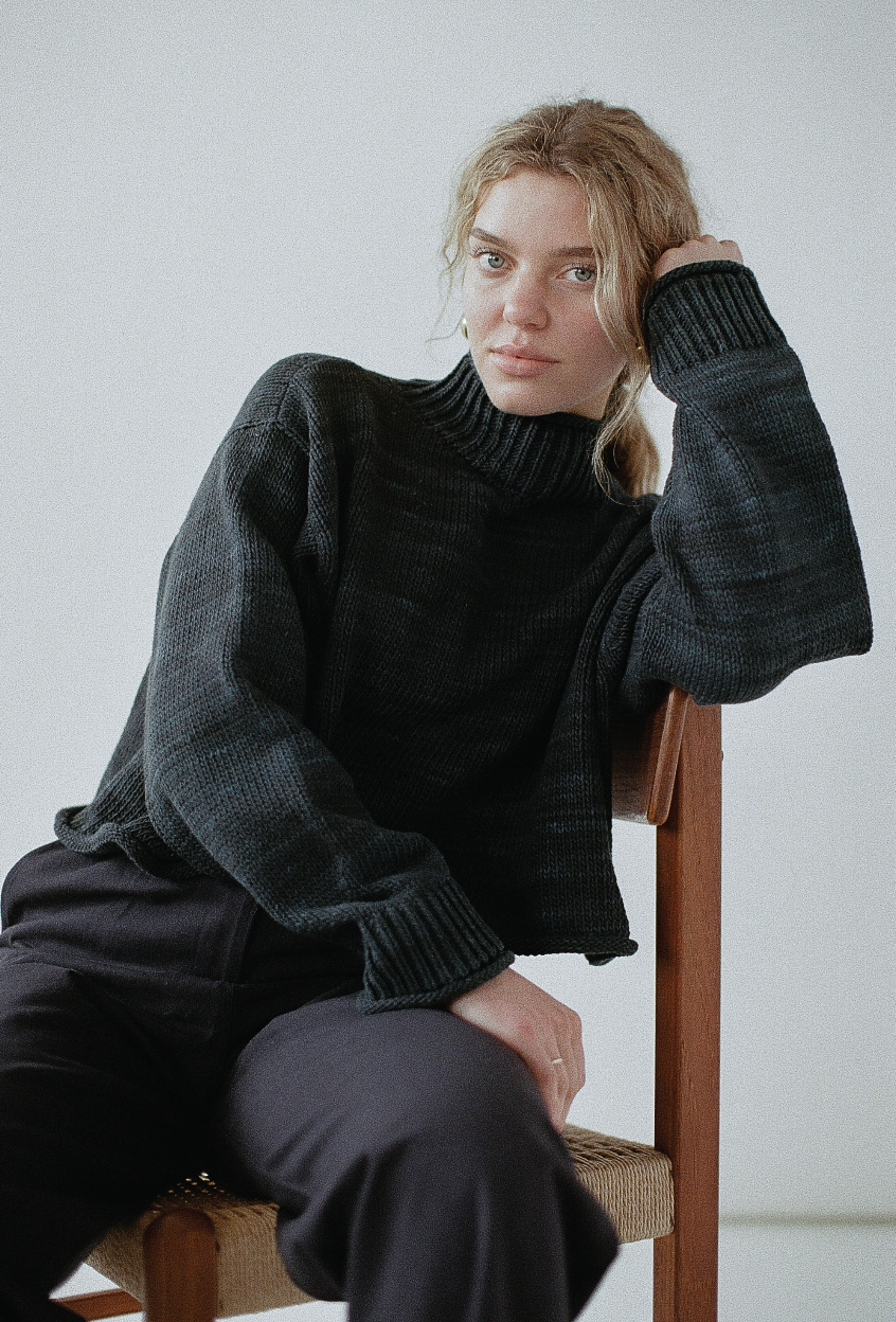 Roll Turtleneck in Navy