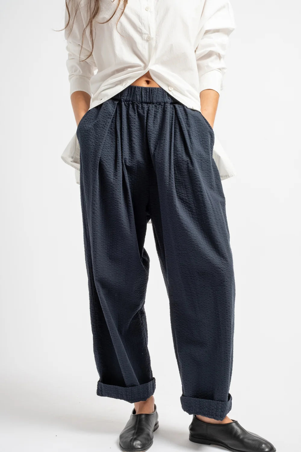The Elastic Pant in Dark Navy Seersucker