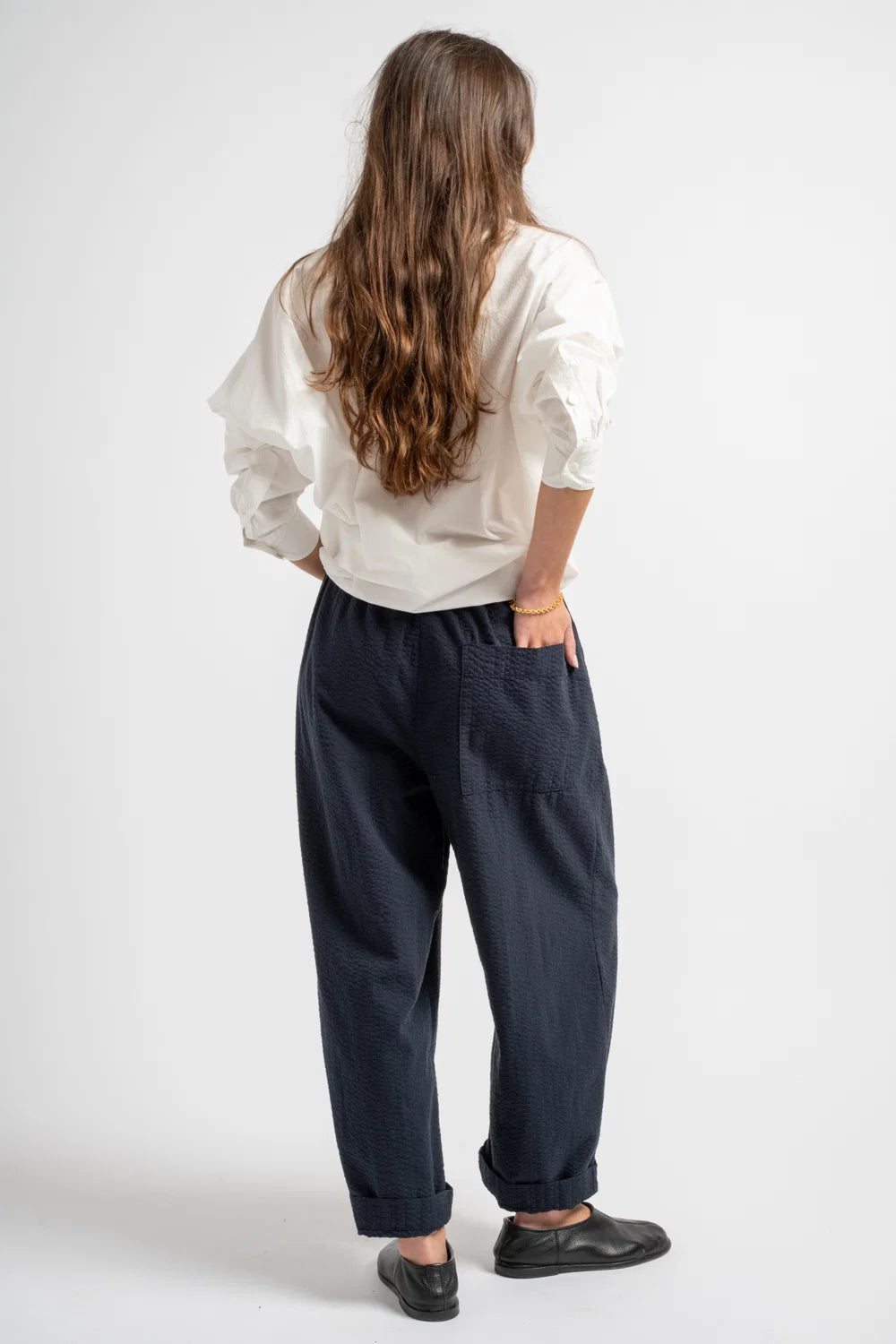 The Elastic Pant in Dark Navy Seersucker