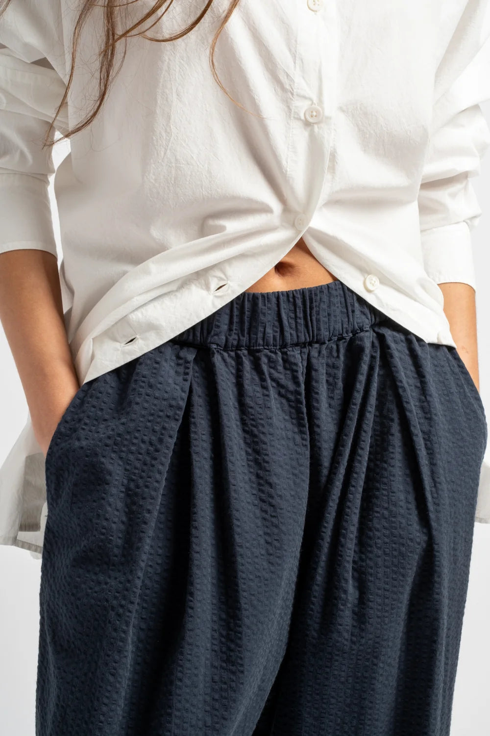 The Elastic Pant in Dark Navy Seersucker